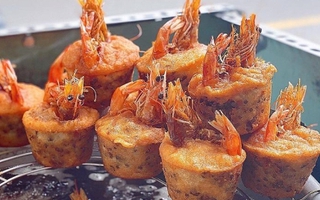 Dạo chơi bến Ninh Kiều mà chưa ăn thử đặc sản bánh cóng thì quả là thiếu sót