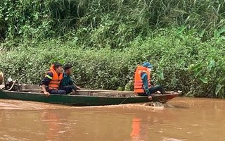 Theo mẹ đi thả cá phóng sinh, bé trai 2 tuổi rơi xuống sông mất tích