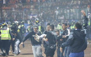 Vụ bạo loạn sân cỏ ở Indonesia: Nhiều người tử vong cùng lúc chủ yếu do... hơi cay