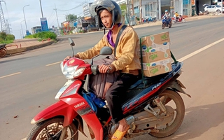 Người đàn ông chạy xe máy hơn 800km mang hàng cứu trợ đến người dân vùng lũ Nghệ An