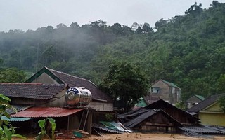 Lũ kinh hoàng đổ về huyện miền núi Nghệ An, 3 ngôi nhà bị cuốn trôi