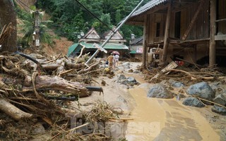 Nhà cửa ngổn ngang bùn đất, người dân Nghệ An bần thần trở về sau lũ