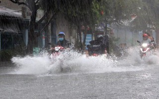 Áp thấp nhiệt đới vào Biển Đông sáng nay, có xu hướng mạnh dần lên