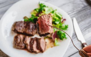 4 nhóm người nên tránh hoặc bỏ qua hoàn toàn món bít tết để tốt cho cơ thể