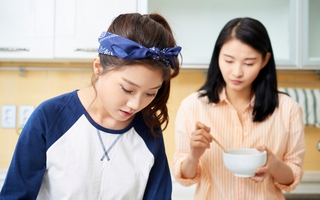 Tôi than thở chuyện sinh đẻ, chị dâu đã nhận ngay phần chăm sóc tôi ở cữ