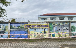 Sợ tường bất ngờ đổ sập, nhà trường căng dây cảnh báo