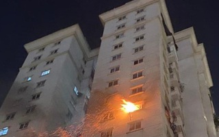 Cháy ngùn ngụt ở căn hộ chung cư tại quận Tây Hồ (Hà Nội)
