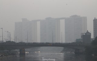 TPHCM chìm trong sương mù, nhiều tòa nhà cao tầng "mất hút"
