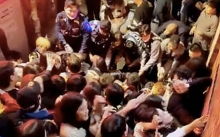 Hình ảnh đám đông 100.000 người kẹt cứng trong phố hẹp Seoul đêm thảm kịch Halloween