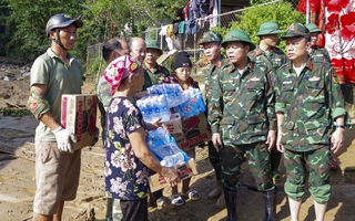 Người dân bị lũ quét: "Chúng tôi không chết đói nhờ có các chú bộ đội cứu trợ"