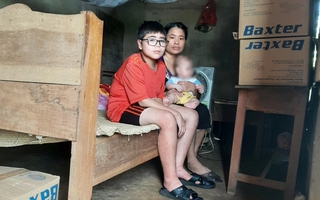 Người phụ nữ bất lực cầu xin sự sống cho con sau 10 năm chống chọi với bệnh hiểm nghèo