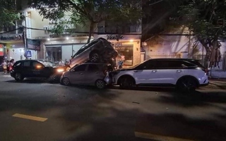 Ô tô chồng lên nhau sau cú tông liên hoàn ở Nha Trang: Công an truy tìm tài xế