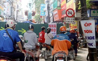 Người dân vật vã tìm lối đi do 'lô cốt' án ngữ giữa đường phố Hà Nội