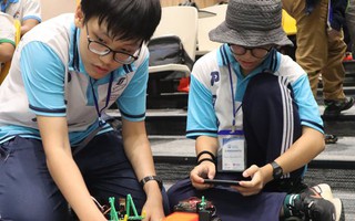 Nam sinh TP.HCM đạt giải vô địch cuộc thi lập trình robot tại Singapore