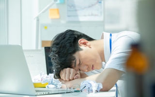 Đau lòng khi thấy chồng nằm gục trên bàn làm việc