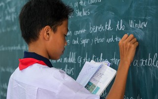 Cậu học trò Khmer nuôi ước mơ bên ngọn đèn dầu