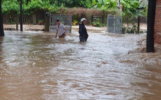 Tưởng mưa rào, ai ngờ sạt lở, nước ngập kinh hoàng ở Phú Yên