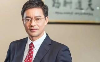 Cậu bé chăn trâu nỗ lực trở thành tiến sĩ danh giá, vẫn sôi sục “máu kinh doanh”: Một tay gây dựng tập đoàn dược phẩm đình đám, tự hào trong danh sách tỉ phú thế giới