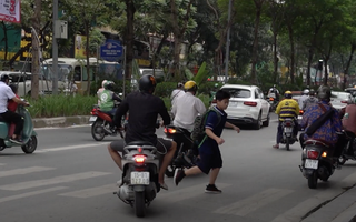 Người đi bộ "tim đập, chân run" vì không được nhường trên chính phần đường của mình