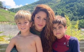 Shakira bị chỉ trích vì chen hàng
