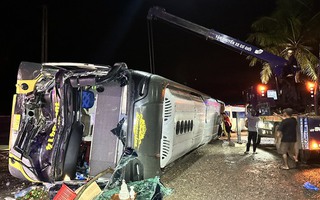 Xe khách lật ngang, một phụ nữ đứt lìa 1 tay, 1 chân