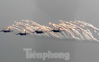 "Hổ mang chúa" Su-30MK2 thả pháo sáng trên bầu trời thủ đô