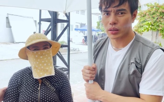 Lê Dương Bảo Lâm được mẹ chăm 'như em bé' trên phim trường