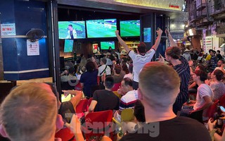 Người dân phố cổ Hà Nội bê tivi ra vỉa hè xem World Cup