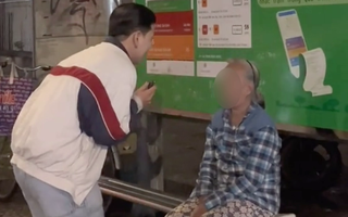 TikToker mang đồ ăn làm từ thiện nhưng dùng lời lẽ miệt thị người nghèo khiến dân mạng bức xúc