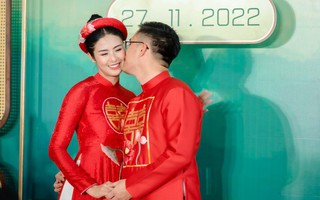 Hoa hậu Ngọc Hân ngồi xe mui trần cổ trong lễ rước dâu