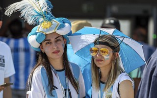 Ngắm dàn CĐV xinh đẹp của Argentina trên khán đài World Cup 2022