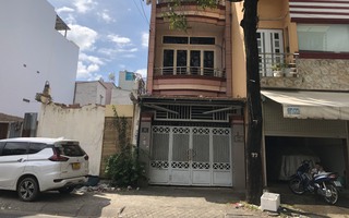 TP HCM: Khống chế người đàn ông bỏng chân, ôm bình xăng cố thủ trong nhà