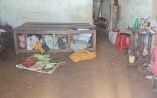 Giải cứu cháu bé bị cha mẹ nhốt trong nhà nhiều ngày