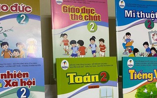 Giá sách giáo khoa cao vì bán... 'bia kèm lạc'?