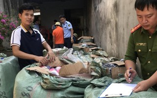 Tạm giữ 8.000 đôi giày thể thao Nike, Adidas nghi giả mạo