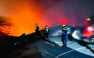 Siêu thị điện máy cháy đỏ rực trong đêm