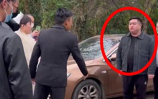Chặn xe đám cưới để làm loạn, bạn trai cũ của cô dâu cúi đầu ra về vì câu hỏi từ chú rể
