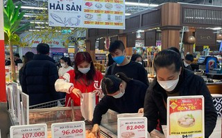 Hàng hóa rầm rộ giảm giá trước Tết
