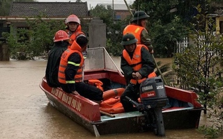 Mưa như trút khiến quốc lộ ở Huế ngập sâu, một người bị lũ cuốn mất tích
