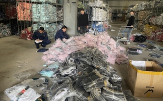 Hà Nội: Phát hiện kho chứa 30.000 bộ quần áo thể thao giá 55.000 đồng/bộ