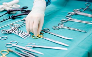 Lấy thành công mảnh thủy tinh sắc nhọn trong dạ dày bé trai 9 tháng tuổi