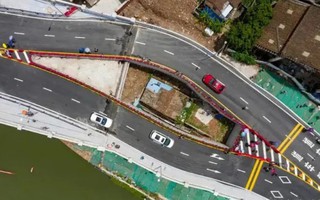 Ngôi nhà 40m2 không chịu di dời khiến cầu cao tốc phải 'tách đôi' ở Trung Quốc: Được đền bù thỏa đáng nhưng không chấp nhận, kết cục phải sống giữa khói bụi và tiếng ồn