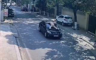 Phó Giám đốc Trung tâm Giáo dục thường xuyên hất CSGT lên nắp capo rồi bỏ chạy