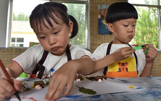 Vì 1 câu nói của mẹ mà 2 đứa trẻ từ thân thiết bỗng trở thành kẻ thù: Hé lộ cách giáo dục khiến con ngày càng yếu kém