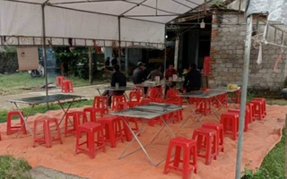 Hai người đàn ông thiệt mạng trước sân nhà, trên người có vết thương
