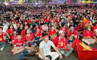 Hàng nghìn người TP.HCM đổ về Phố đi bộ Nguyễn Huệ cổ vũ đội tuyển Việt Nam trong trận hòa đáng tiếc với Singapore