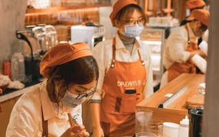 Sinh viên ở lại thành phố làm thêm dịp Tết Dương lịch: Không về cũng tủi thân mà về thì bao nhiêu thứ phải lo!