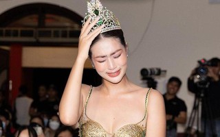 Hoa hậu Thiên Ân bật khóc khi gặp người hâm mộ