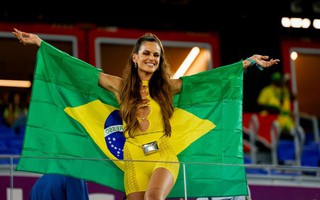 Cựu thiên thần Victoria's Secret mặc đồ cắt xẻ cổ vũ Brazil