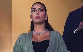 Bạn gái đeo trang sức 2,2 triệu USD tới sân cổ vũ trong ngày Ronaldo ngồi dự bị